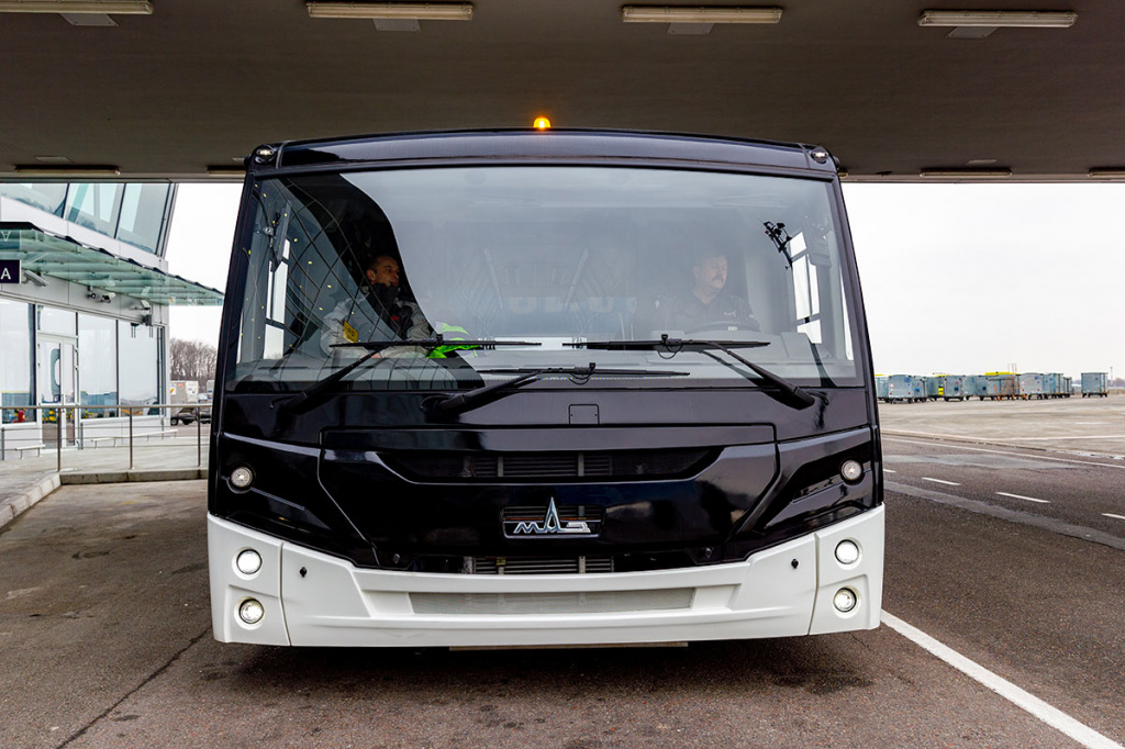 Минский автомобильный завод представил перронный автобус МАЗ-271 нового поколения. В аэропорту Борисполя был представлен огромный шаттл, а сам МАЗ-271 заинтересовал мировой рынок еще до долгожданной премьеры.