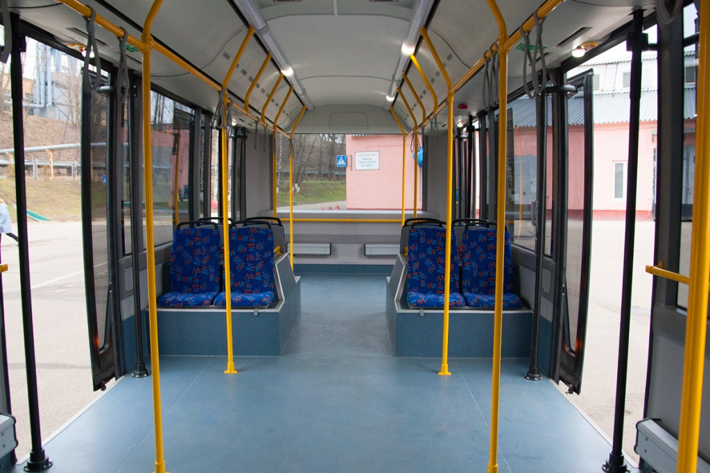МАЗ-271 – автобус специального назначения, предназначенный для перевозки пассажиров на аэродроме.
