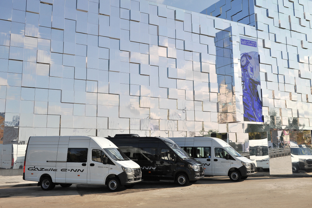 Представлены первые образцы GAZelle e-NN - представительского микроавтобуса, маршрутного и грузопассажирского фургона-комби.
